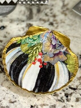 Hand Crafted Courtly Stripe Trinket Shell Dish Black 5”